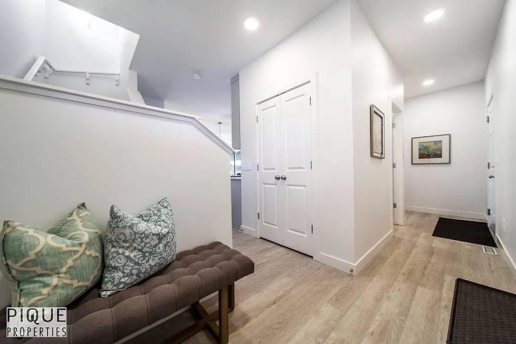 *New*Chic Modern Home*King Bed*Foosball*Sleeps 8! Edmonton Holiday home